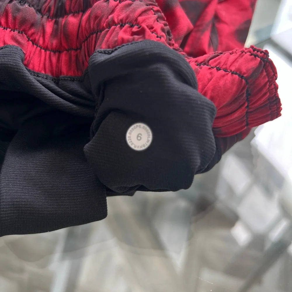 Lululemon Hotty Hot Shorts size 6 Red Black Game Day Tie Dye - Picture 5 of 11